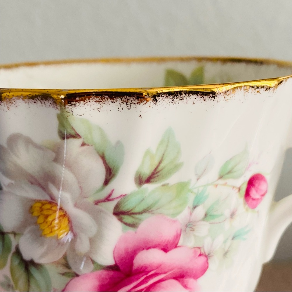 Vintage teacup, Regency Bone China, white / pink floral - Picture 5 of 13